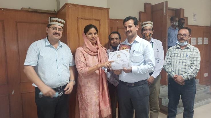 Hamirpur: Kamlesh Kumari distributed funds to 17 families for construction of houses