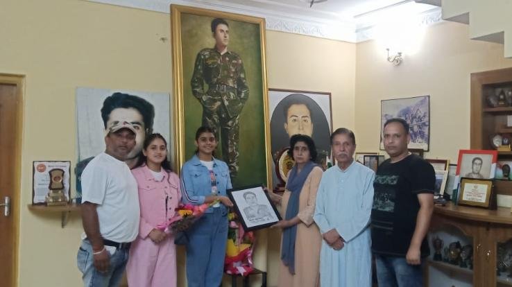 पालमपुर : शहीद कैप्टन विक्रम बत्रा के जन्मदिवस पर उनके माता पिता को भेंट किया कैप्टन विक्रम बत्रा का रेखा चित्र