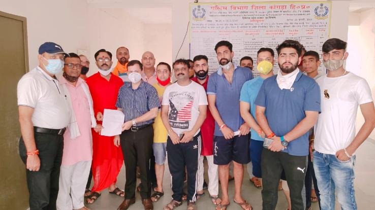 ज्वालामुखी : विश्व हिंदू परिषद ज्वालामुखी के पदाधिकारियों द्वारा डीएसपी ज्वालामुखी को सौंपा गया ज्ञापन