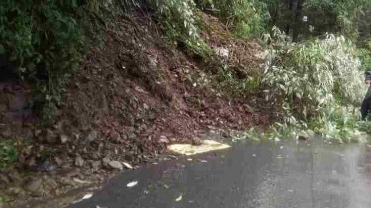 शिमला : ब्रॉक होस्ट से विकासनगर मार्ग पर भूस्खलन से सड़क अवरुद्ध