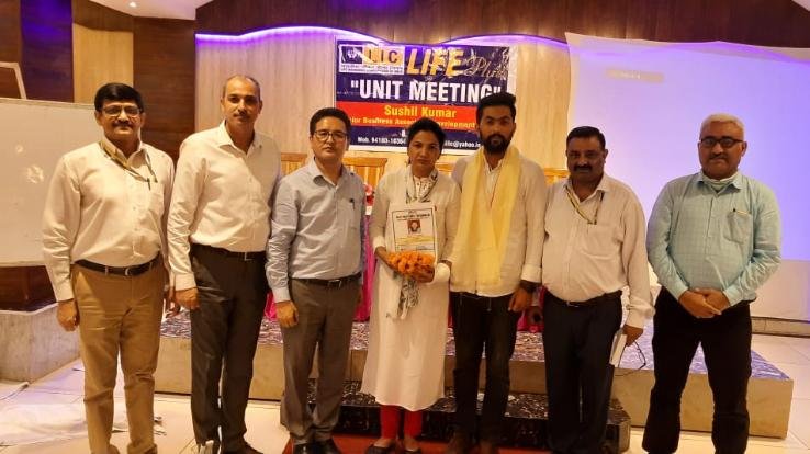 ज्वालामुखी : चेयरमेन क्लब मेम्बर एलआईसी शिमला देवी को किया सम्मानित