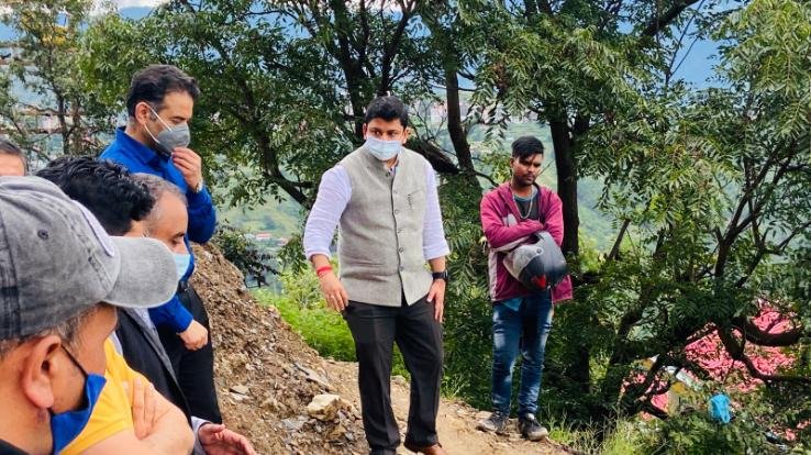 शिमला : उपायुक्त ने किया बिउलिया में हुए भूस्खलन क्षेत्र का दौरा