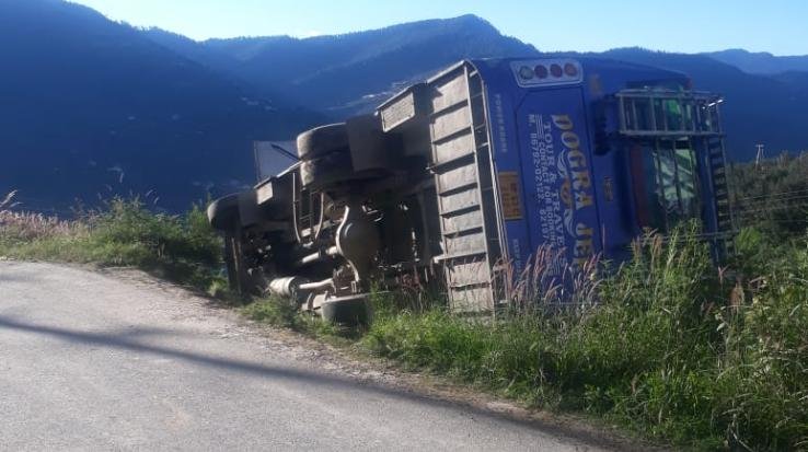 Shimla: Private bus going from Kalbog to Shimla overturns, one person injured