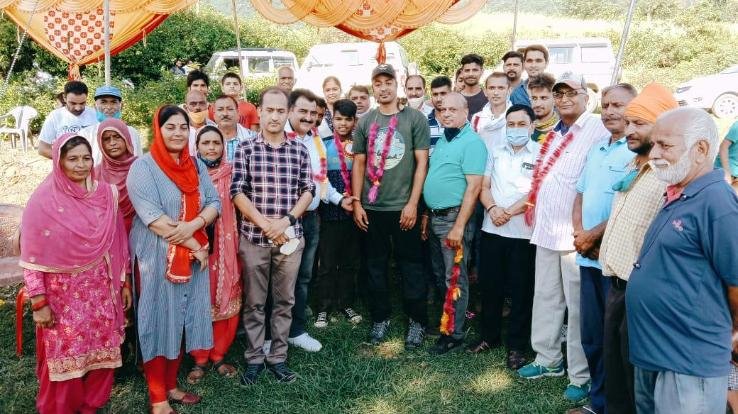 jwalamukhi-hiran-panchayat-paraglaiders