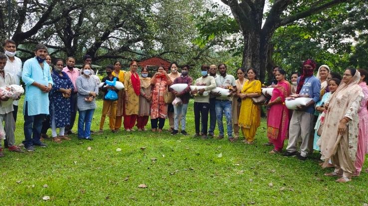 देहरा : प्रधानमंत्री नरेंद्र मोदी के जन्मदिन पर बांटा राशन