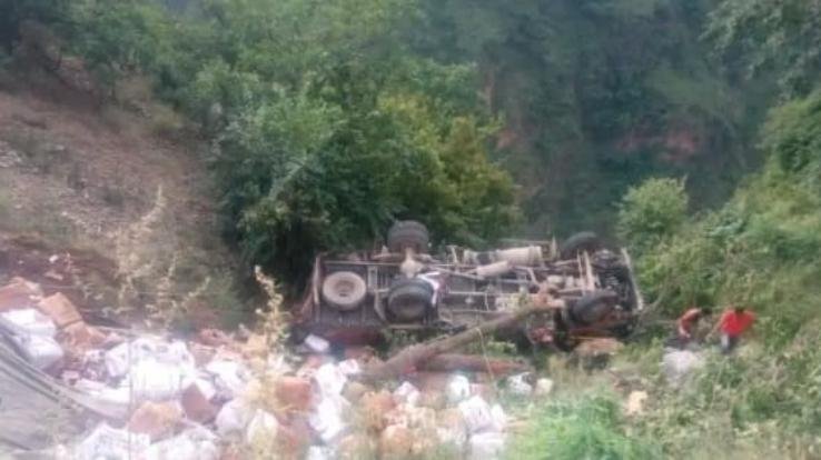 Shimla: Truck laden with apples overturns in Chaupal, 5 people including driver injured