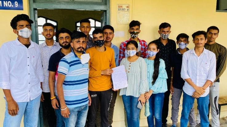 Dehra: NSUI submitted a memorandum regarding the problems of the college