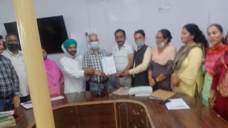 कसौली : ग्राम पंचायत प्रधान संगठन विकास खंड धर्मपुर इकाई द्वारा सौंपा गया ज्ञापन