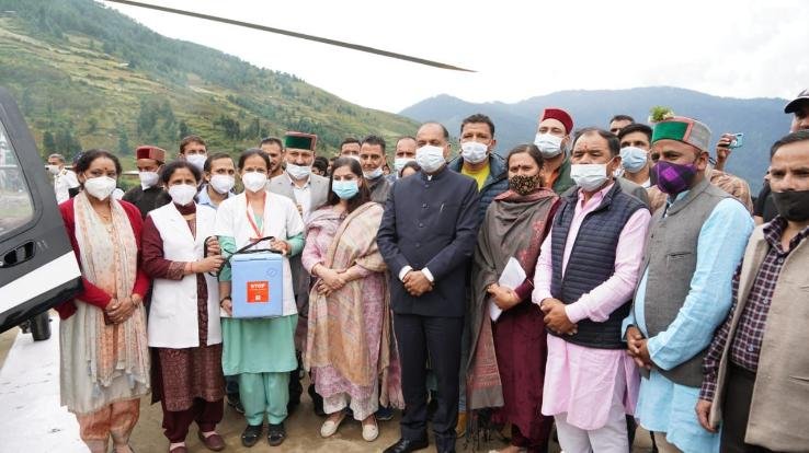शिमला : वैक्सीनेशन को ना लगे विराम, खुद वैक्सीन लेकर पहुंचे जयराम