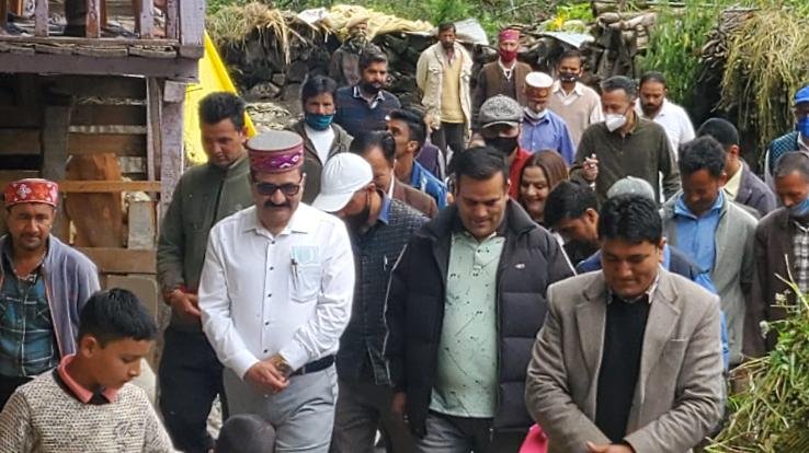 कुल्लू : बाढ़ प्रभावित परिवारों की मदद के लिए बाढ़ प्रभावित गांव बुरूआ पहुंचे गोविंद ठाकुर