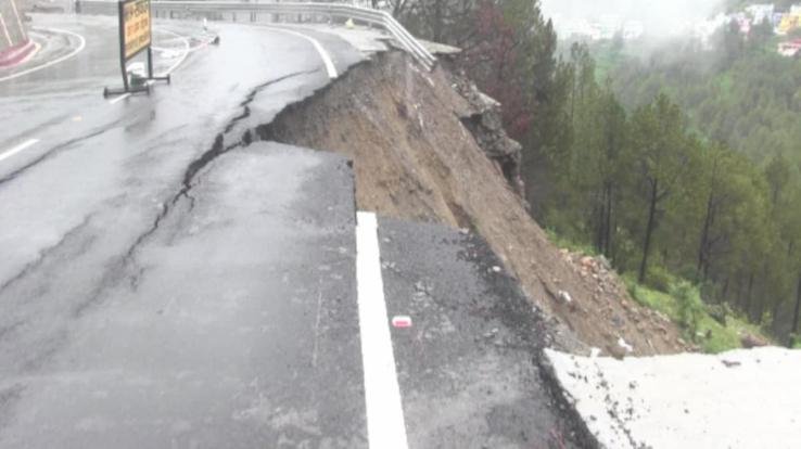 Traffic closed due to the collapse of a large part of the road due to heavy rain