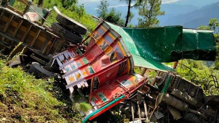 Shimla: Truck laden with apples falls into ditch, 3 injured