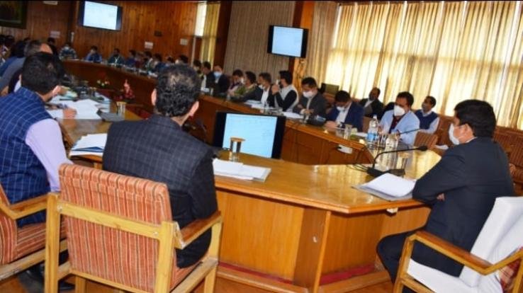 शिमला : उपायुक्त की अध्यक्षता में हुई जिला के राजस्व अधिकारियों की समीक्षा बैठक