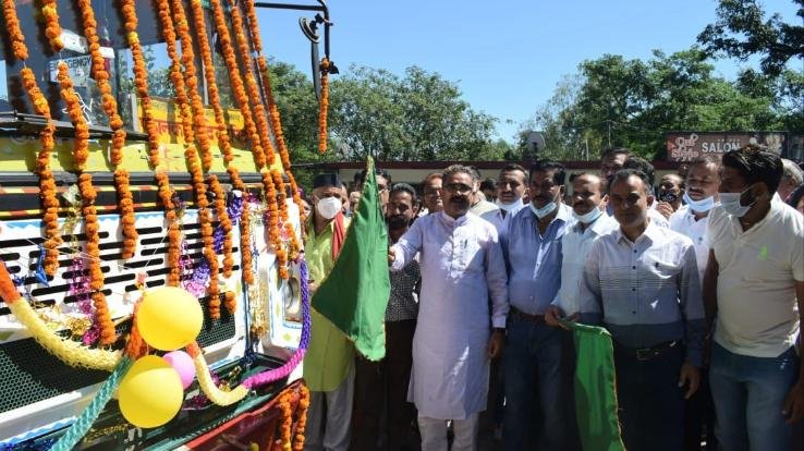 देहरा :उद्योग मंत्री ने कुहना में शिवा परियोजना के अंतर्गत किया पौधरोपण