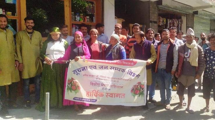 कुल्लू : अनुष्का कला मंच के कलाकारों ने जागे रहो मेरे भाई नुक्क्ड़ नाटक से ग्रामीणों को किया लोट-पोट
