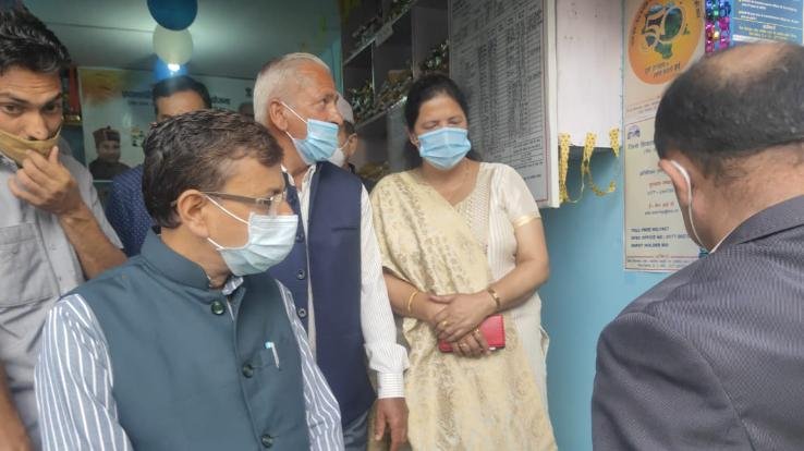 शिमला : खाद्य आपूर्ति एवं उपभोक्ता मामले मंत्री ने चमियाना में किया उचित मूल्य की दुकान का निरीक्षण