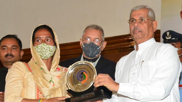 शिमला : राज्यपाल ने प्रदेश के शहीदों के परिजनों को सम्मानित किया