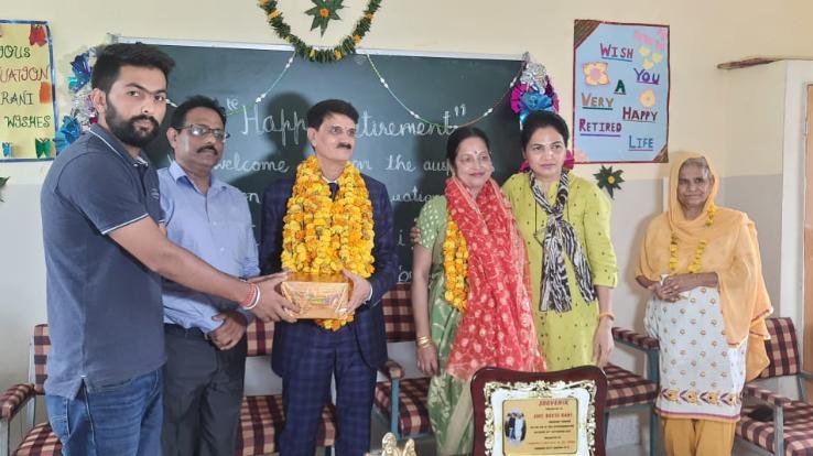 Jwalamukhi: Drawing teacher Rita Rani honored by the Panchayat on retirement