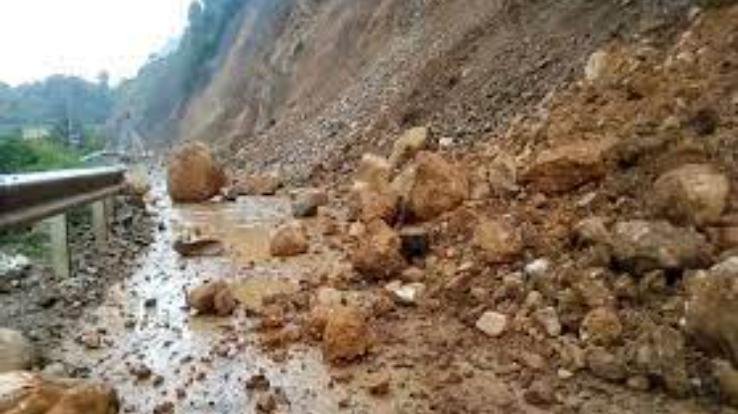 Kangra: Vehicular movement stopped due to heavy landslide