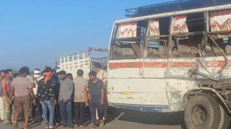 MP: Heavy collision between bus and container on Gwalior Highway