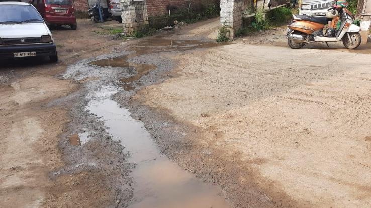 Kunihar: Thousands of liters of water flowing in vain, departmental employee ignored