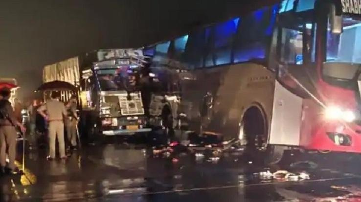 Heavy collision between truck and bus in Barabanki, 9 killed