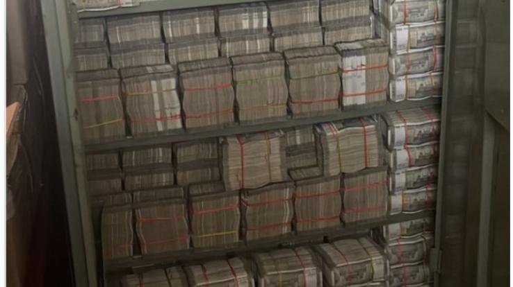 The picture of a cupboard packed with a bundle of notes went viral on the internet, know the whole matter
