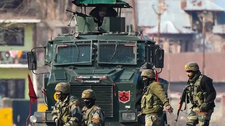 Encounter continues with terrorists in Jammu and Kashmir's Pulwama, security forces surrounded Lashkar's top commander Umar Khande