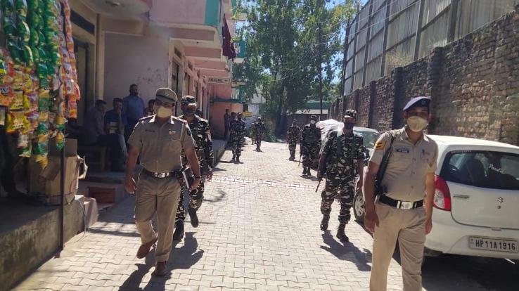 Darlaghat: Border Security Force personnel took out flag march in Arki