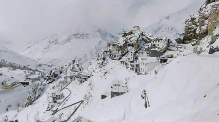 Himachal Pradesh: Seven tourists were rescued from Kunzum Pass, one tourist died in Sarchu