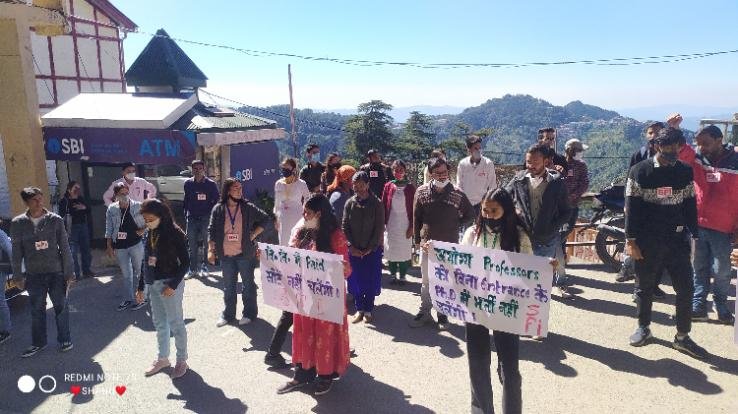 Shimla: SFI protested against admission without entrance exam in PhD in HPU