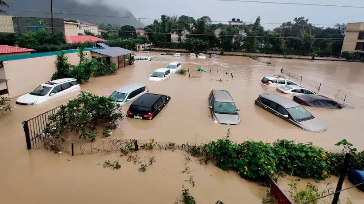 Heavy rain wreaks havoc in Kerala, chances of stormy rains