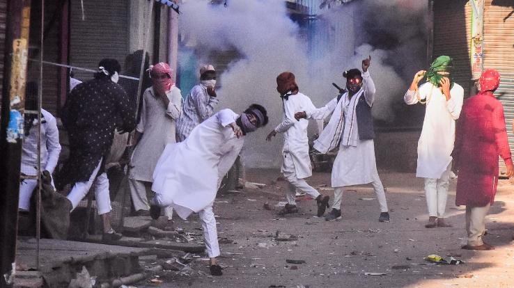 Orgy of miscreants in Jabalpur, Madhya Pradesh, pelting stones at police and burning firecrackers