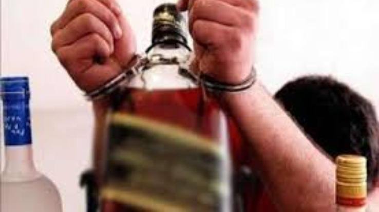 Jwalamukhi: Police-caught-9-bottles-of-country-liquor-from-a-person-in-Khundia