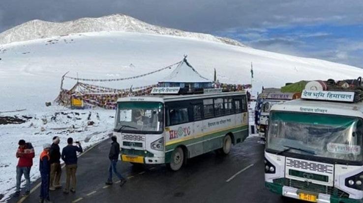 Light snowfall on high peaks including Rohtang Pass amid Yellow Alert in Himachal Pradesh