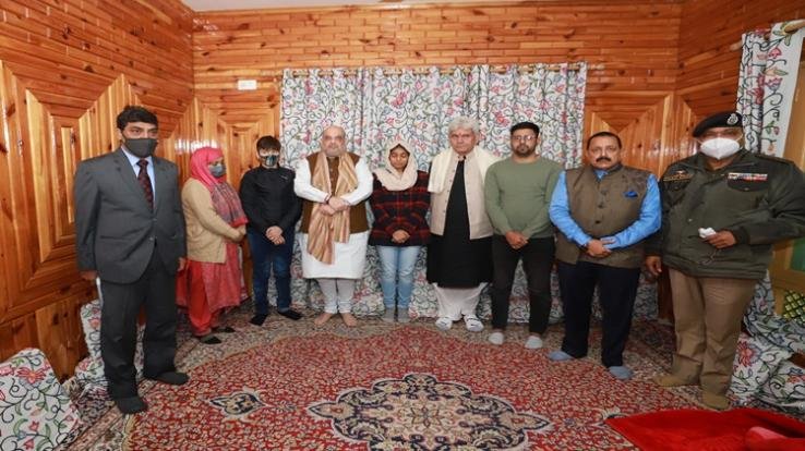 Home Minister met the family of martyr CID Inspector Parvez Ahmed after reaching Srinagar