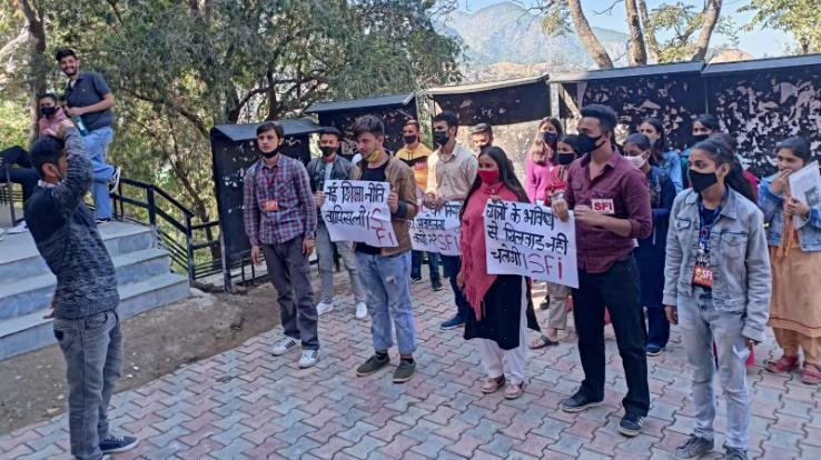 Solan: Demonstration by SFI unit regarding demands in college