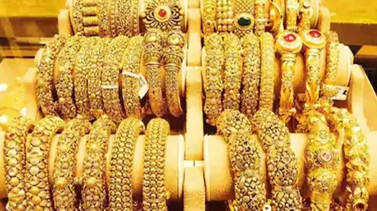 A day before Dhanteras, there is a sharp change in the price of gold and silver