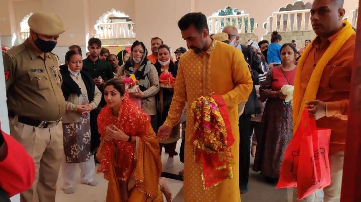Kangra: Actress Shilpa Shetty reaches Chamunda temple with husband Raj Kundra