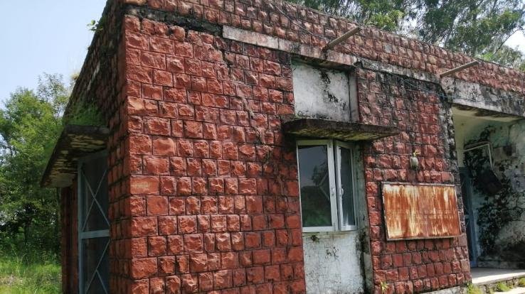 रक्कड़: चौली मे चल रहे प्राथमिक स्वास्थ्य केंद्र की सरकारी इमारत में पड़ी दरारें