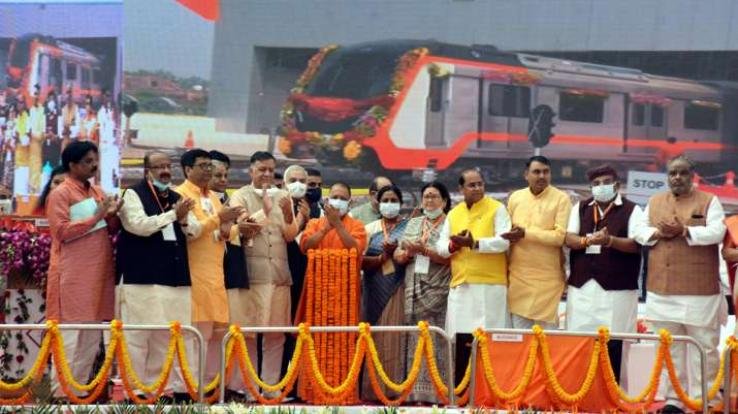 CM Yogi flagged off the trial run of metro train in Kanpur