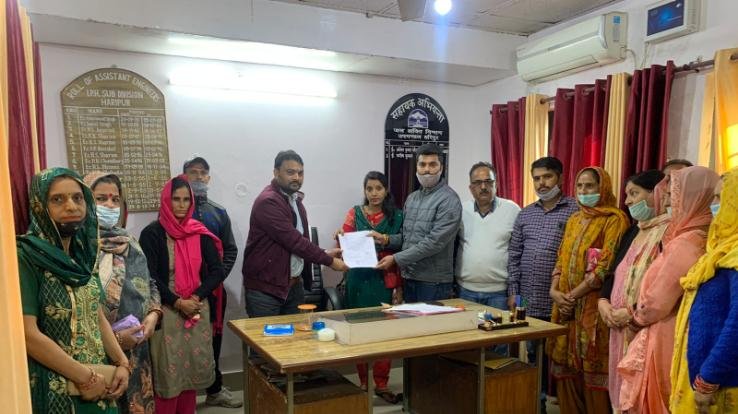 देहरा: गुलेर पंचायत में पानी से वंचित लोगों ने दिया एसडीओ हरिपुर को ज्ञापन