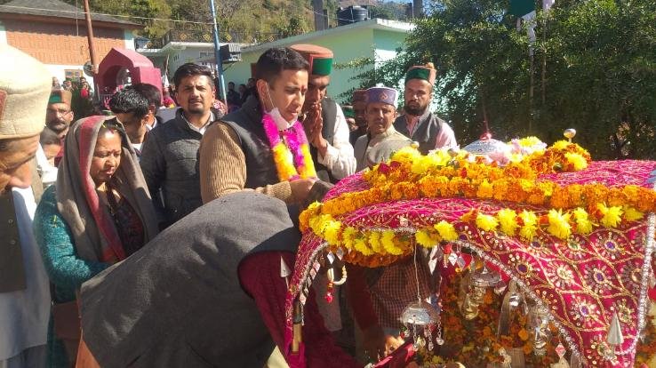 Vikramaditya Singh announced a grant of 2 lakhs for the community building