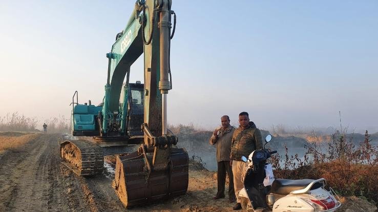 Indore: Mining mafia is doing illegal mining overnight