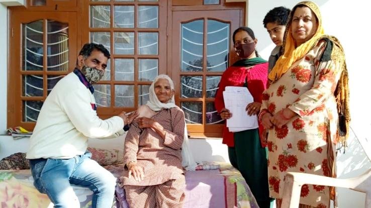 Kunihar: Vaccination is being done from door to door under Sampoorna Kovid Vaccine Campaign