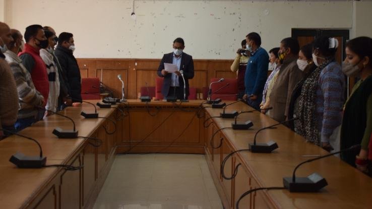 On-the-occasion-of-Constitution-Day,-the-officers-and-employees-of-Solan-district-were-administered-the-oath-of-compliance-with-the-Constitution.