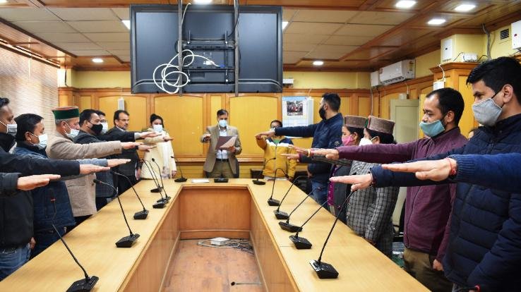 On-Constitution-Day,-Deputy-Commissione-Kinnau-Abid-Hussain-Sadiq-administered-the-oath-of-constitution-to-the-officers-and-employees-in-the-Deputy-Commissioner's-auditorium.