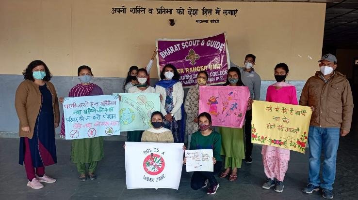 Joginder Nagar: Organizing painting and slogan writing activity at Rajiv Gandhi Memorial College