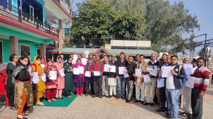 जसवां:परागपुर में सुरेंद्र  सिंह मनकोटिया के नेतृत्व में कांग्रेस सदस्यता अभियान का शुभारंभ