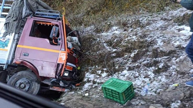 शिमला :कुफरी और फागू के बीच फिसलन के कारण कई गाड़ियां दुर्घनाग्रस्त।